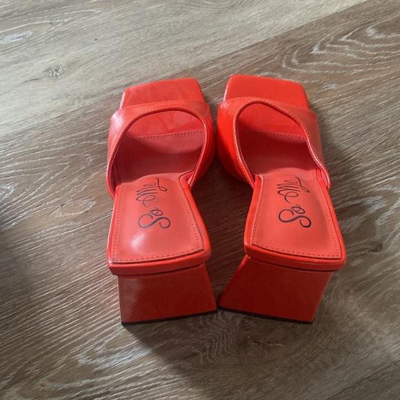 So Me Women's Red Block Heel Mules - Picture 3 of 5